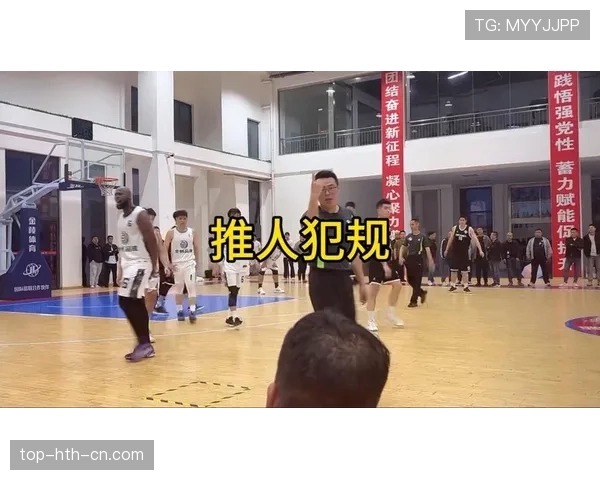 篮球拉人犯规的判定标准是什么？
