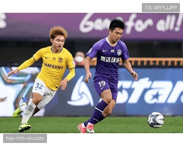 足球规则中合法冲撞的判罚标准与防守权利界限解析